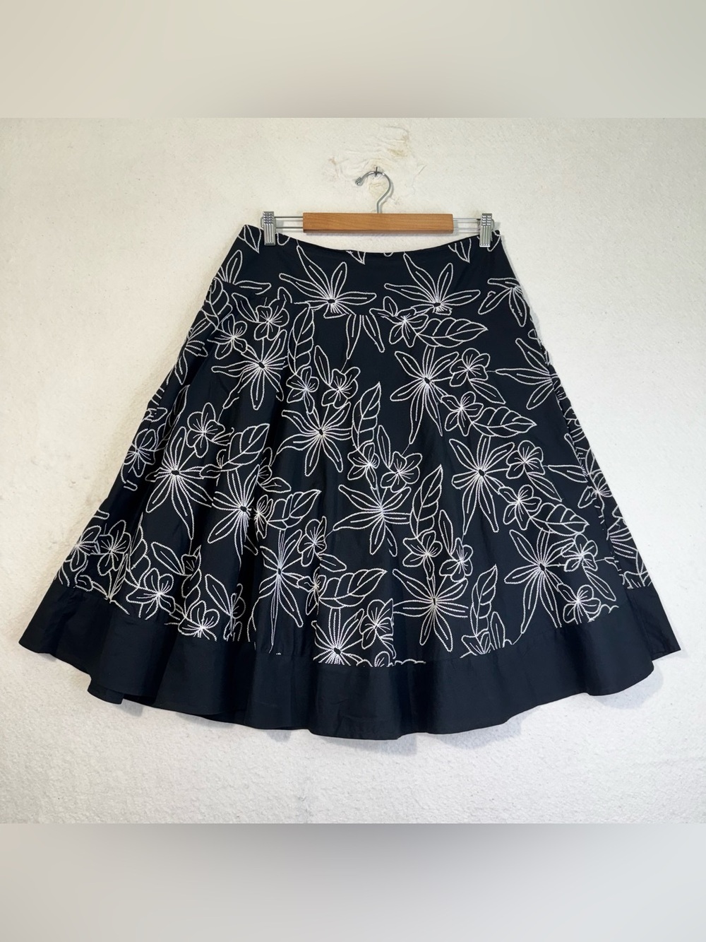 White House Black Market Black A-Line Skirt White Floral Embroidery Modest 10